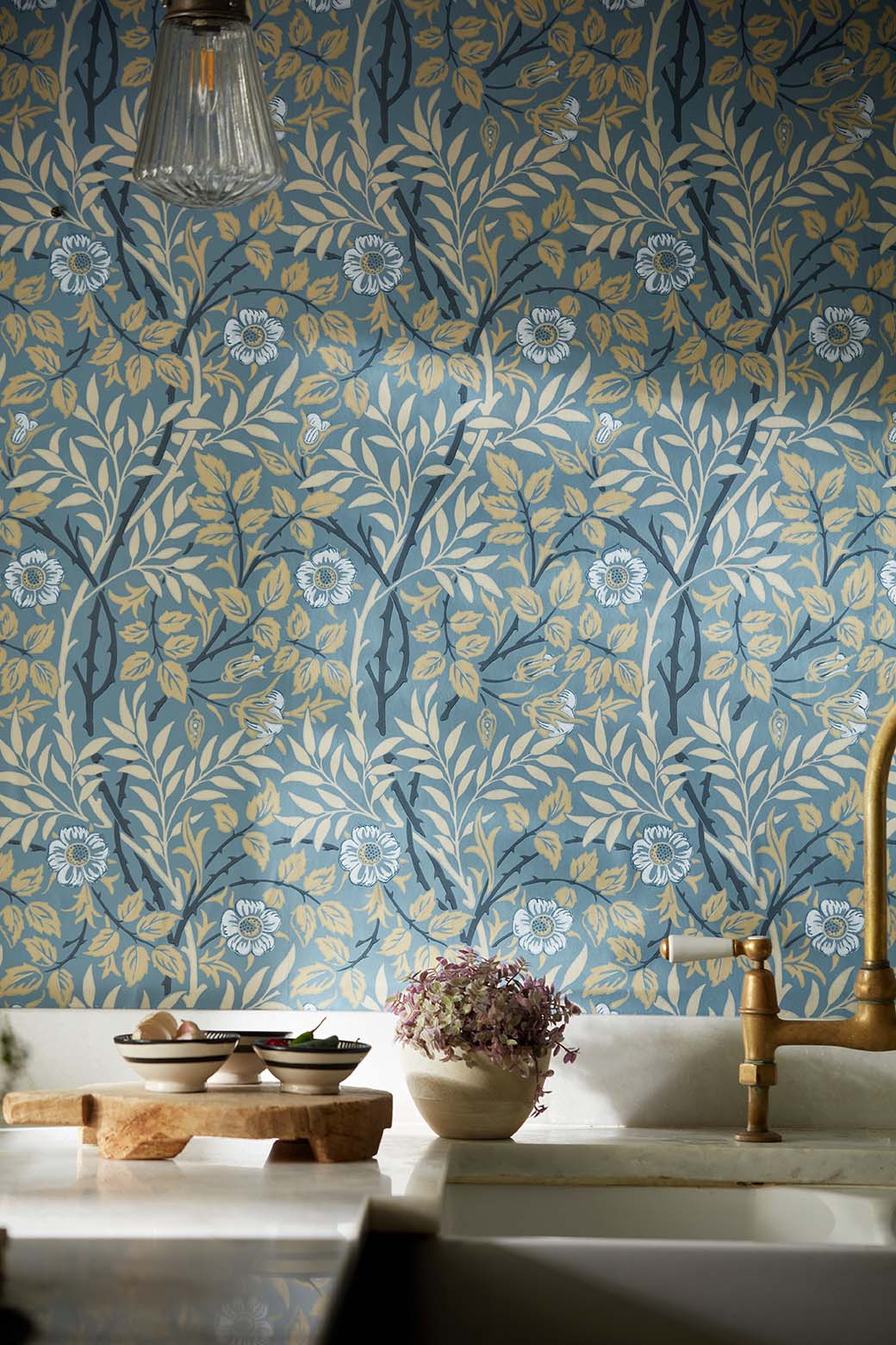 Sweet Briar Mineral / Linen tapet – Morris & Co hos Tapethandeln.se